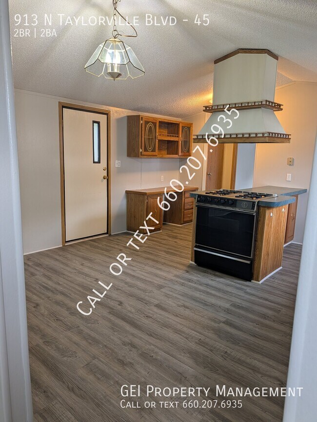 Photo - 913 N Taylorville Blvd