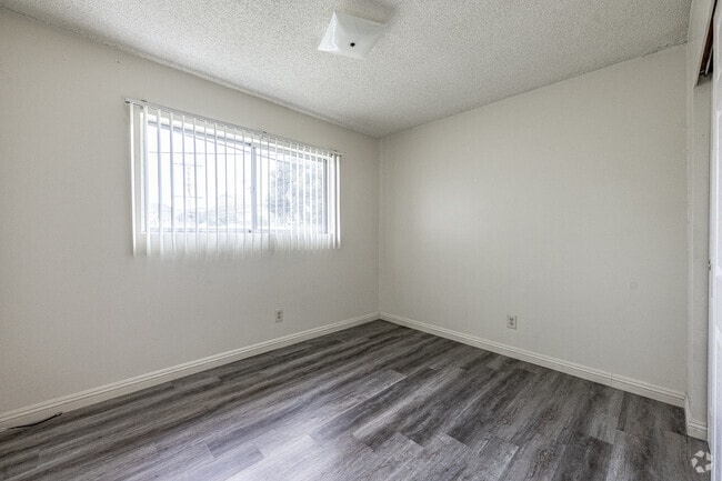 2BR, 1BA - 800SF - Primary Bedroom