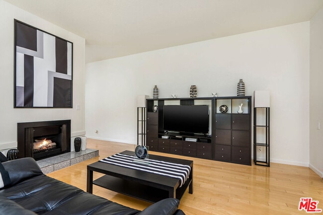 Photo - 2041 Roscomare Rd