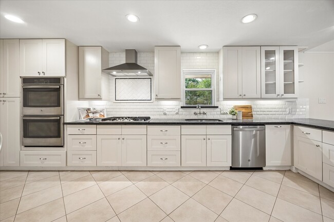 Photo - 8922 Springview Ln