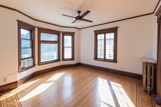 Sun drenched living room: 13'x13'