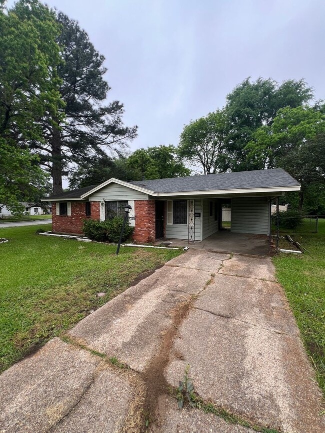Photo - Clean 2 bedroom on  large corner lot!!