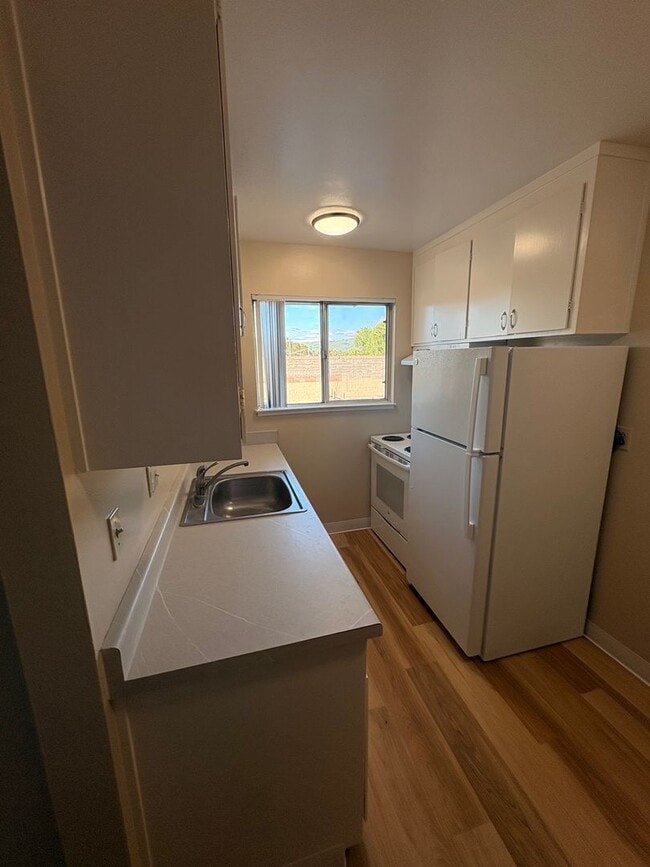 Photo - Upstairs 2 bedroom 1 bath apartment w/ assigned parking! Unit 925-30