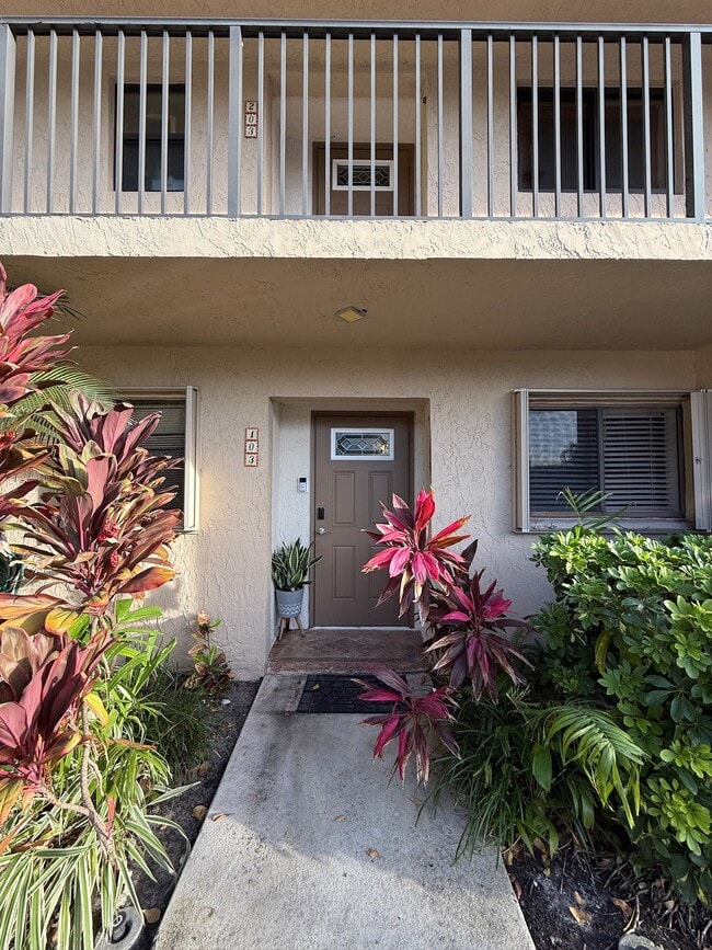 Front door entrance - 2918 NE 8th Ter Unidad 103 Rental