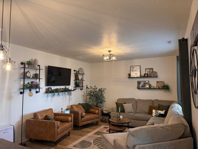 Photo - 885 W Edinburgh Dr