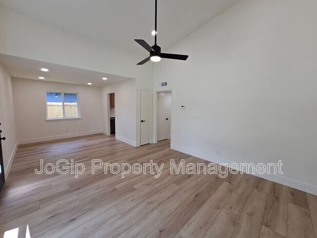 Photo - 1725 R Avenue
