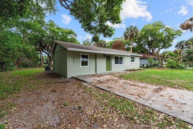 Photo - 1087 Swan St