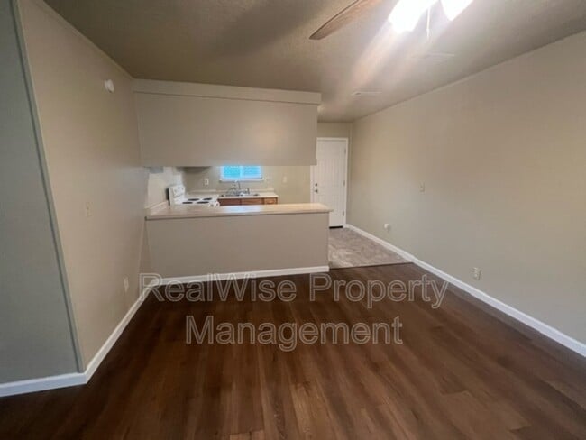 Photo - 723 SW Bridge St