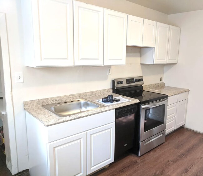Kitchen - 814 Ferry St Unit 1