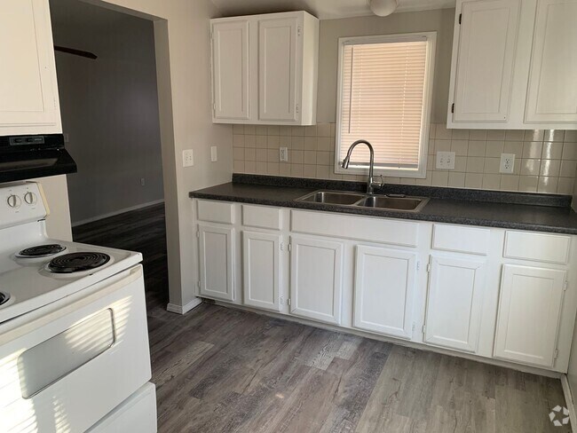 Building Photo - $775 - 2 bedroom/ 1 bathroom - 2 bed home ...