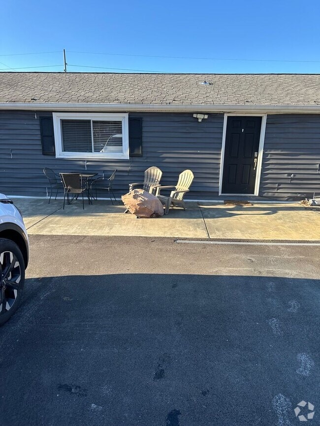 Building Photo - Nice 2 Bedroom 1 Bath Apartment above a sa...