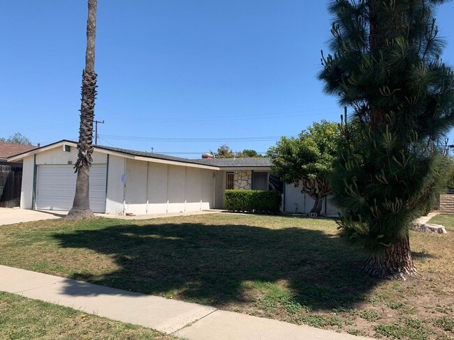Building Photo - Remodeled Single-Level 3 Bedroom, 2 Bath w... Rental