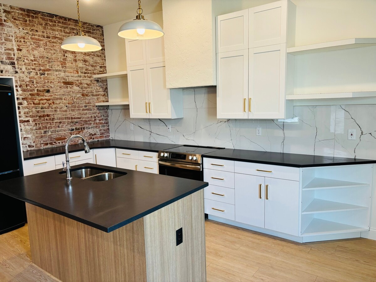 Photo - 711 Broadway St