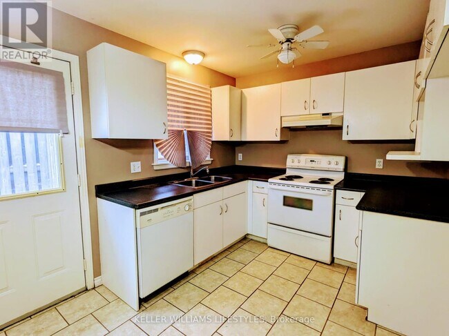 Photo - 582 Talltree Crescent