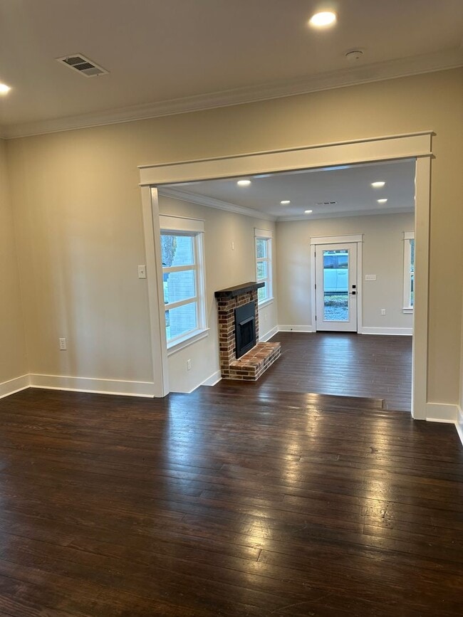 Photo - AVAILABLE NOW! *PET FRIENDLY*