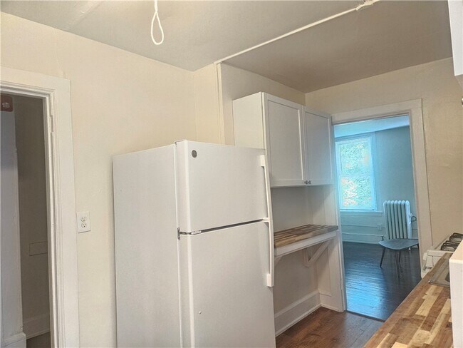 Photo - 614-618 E State St