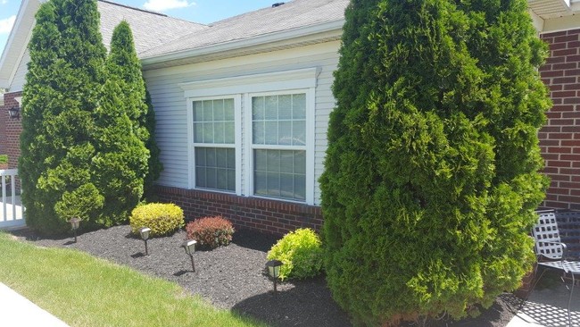 Beautiful Landscaping - Arbors of Findlay Apartments