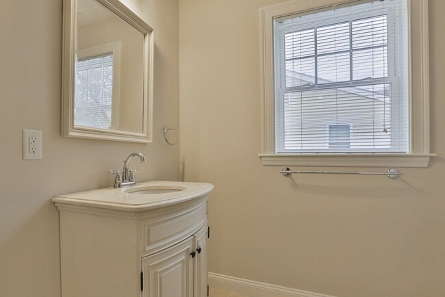 Photo - 207 Renfrew St