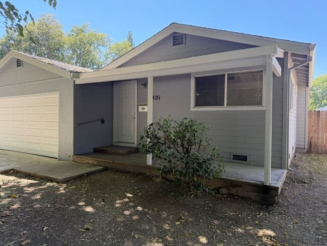 Building Photo - 1321 Chestnut Ln