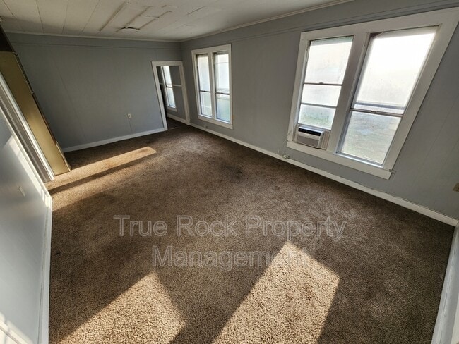 Photo - 800 W 9th St