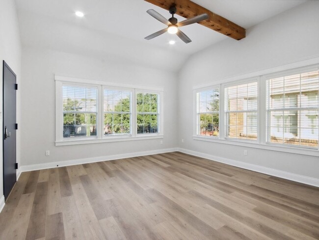 Building Photo - 1904 Calumet St