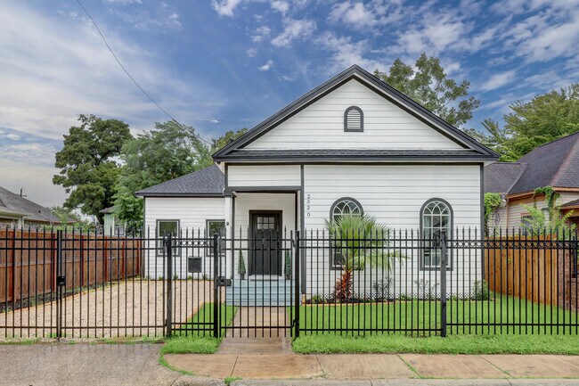 Photo - 2320 Chestnut St