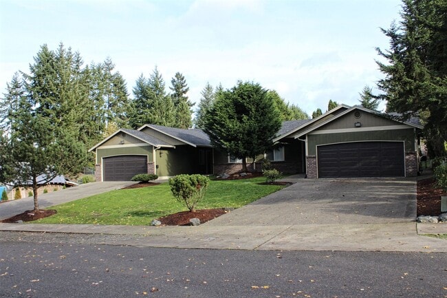 Building Photo - Inviting 3 Bedroom/2 Bathroom Duplex in Puyallup! Two Car Garage, Fenced Yard, Cul-de-Sac, New Pl...