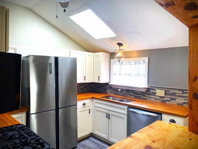 Photo - 1136 Pownal Rd