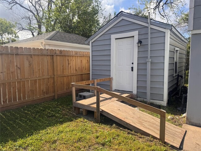 Building Photo - 5224 Leeland St Unit B