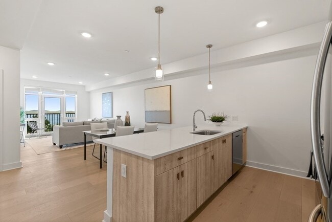 Building Photo - 917 Bennington St Unit 207 Rental