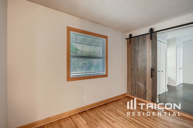 Photo - 1475 Valley Dr House
