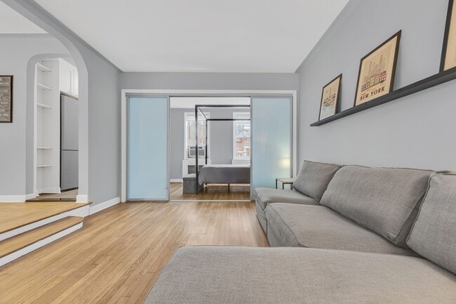 Photo - 305 W 52nd St