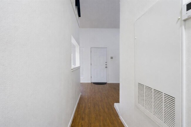 Photo - 908 Poplar St Unit 201