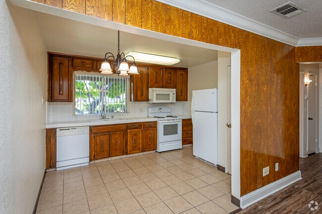 2BR, 1BA - 825SF - Dining Area