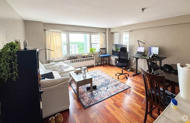 Building Photo - 2909 N Sheridan Rd Rental