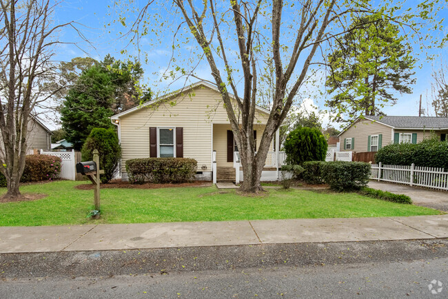 Building Photo - Charming 3 Bedroom Rental