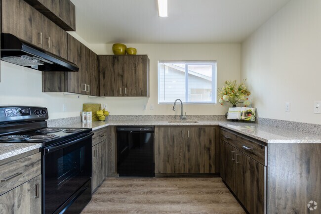 2BR, 2BA - 990 SF
