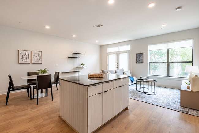 Building Photo - 2137 Pelham Dr