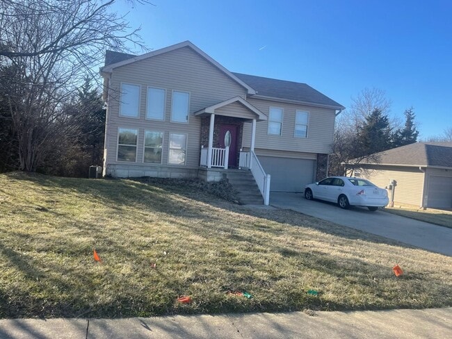 Building Photo - Split Level Three Bedroom 2.5 Bath with Tw... Rental