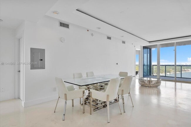 Photo - 601 NE 36th St Unidad 1310