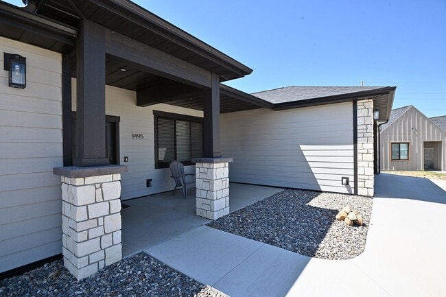 Photo - 1495 Oxbow Dr
