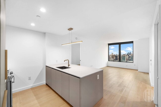 Photo - 3 Ct Square W Unit 5601