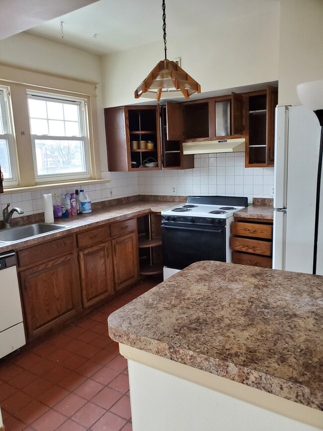 Kitchen - 128 N 11th St Unit 3