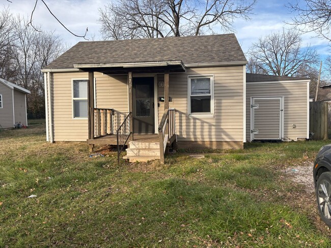 Building Photo - Peaceful Living: 2-Bed Home with Spacious Backyard