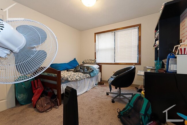 Building Photo - 2BR 1Bth unit. Heat/Hot Water included. Walk to T.