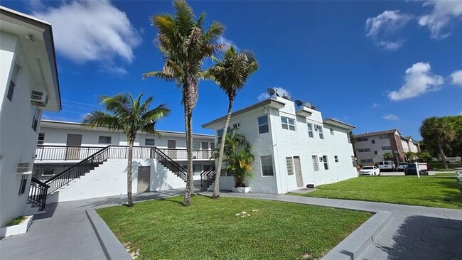 Building Photo - 16951 NE 18th Ave Unit 17