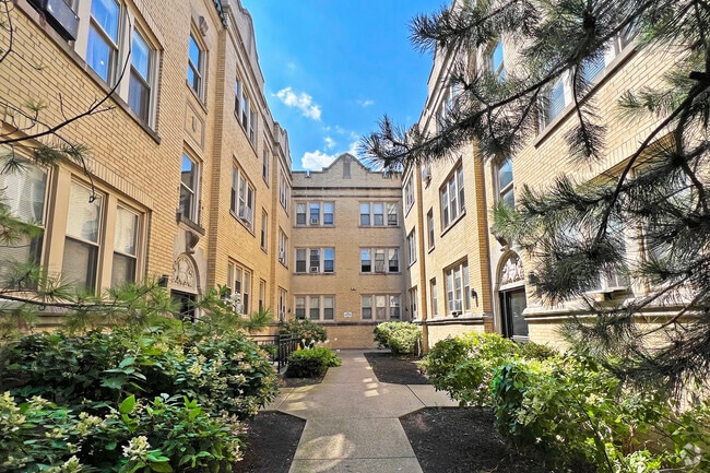 Building Photo - 2400 N Kilbourn Ave Unit 2 Rental