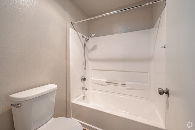 1BR, 1BA - 552SF - Bathroom