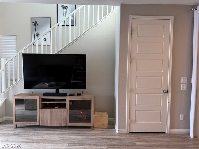 Building Photo - 572 Pear Lake St