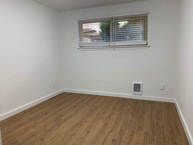 Photo - NEW, HIGH-END RENOVATED 1 bed / 1 bath at the Lydia in Ballard! In-Unit Laundry! Unidad 6525 Apt 2
